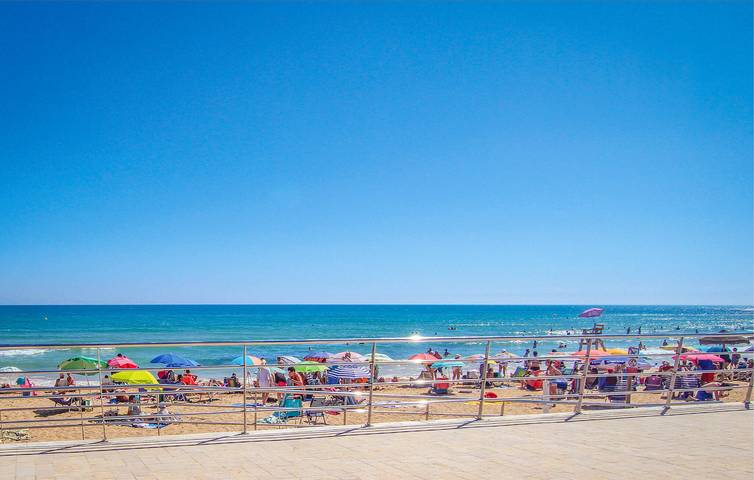 Apartamento vacacional entero, Acogedor apartamento en la playa con aire acondicionado, TV, WiFi y aparcamiento in Las Calas, Torrevieja
