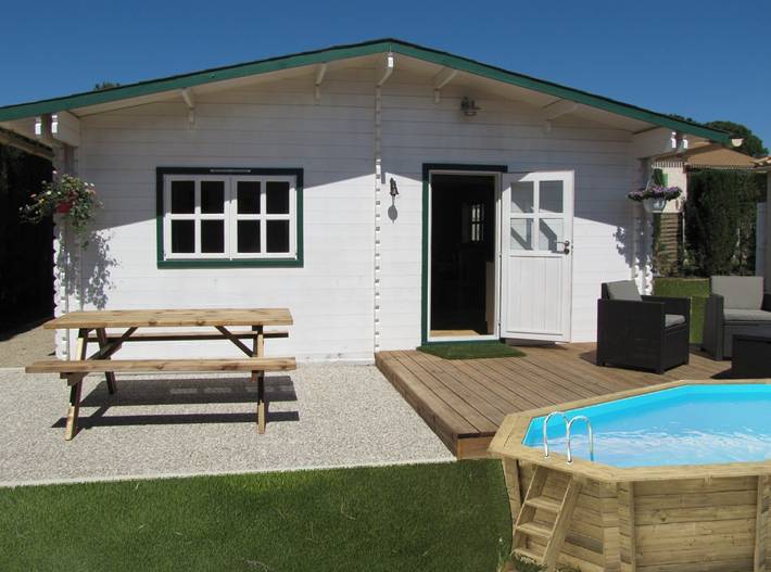 Gîte pour 4 personnes, avec terrasse et jacuzzi ainsi que piscine et jardin