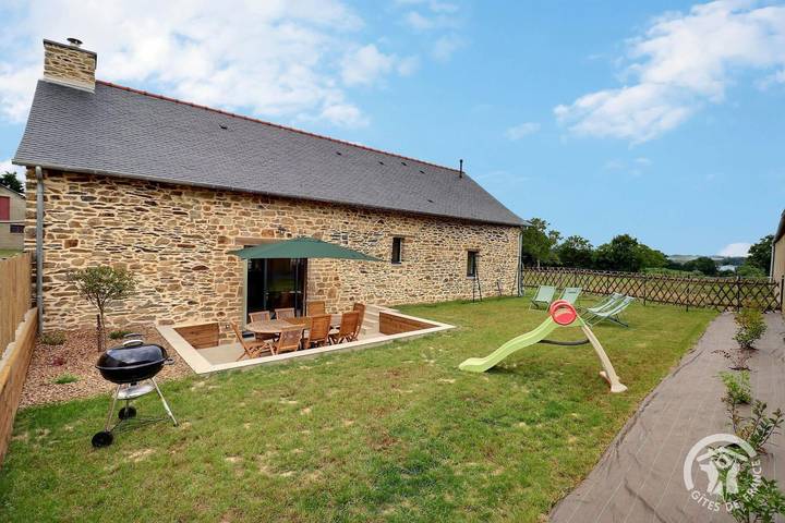 Gîte pour 8 personnes, avec jardin et terrasse à Pocé-les-Bois