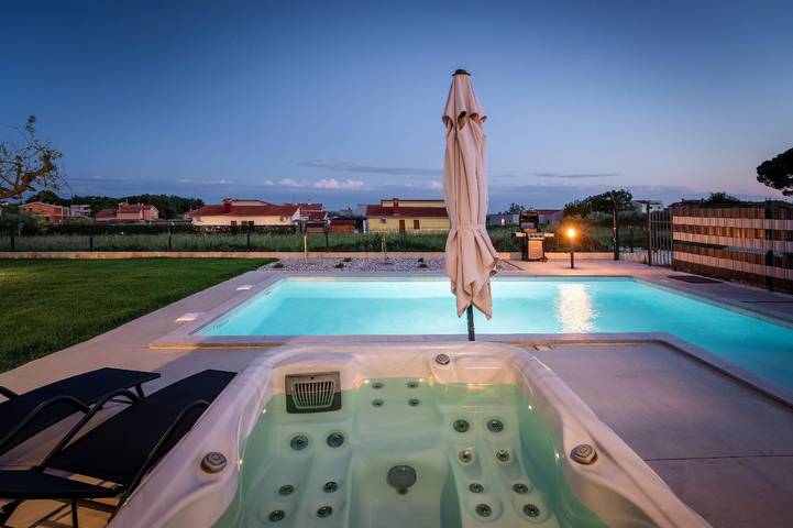 Ferienhaus für 7 Personen, mit Whirlpool und Garten sowie Terrasse und Pool in Kastelir - 4