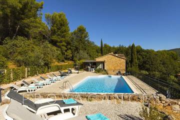 Location de vacances pour 8 personnes, avec piscine et jardin à Draguignan