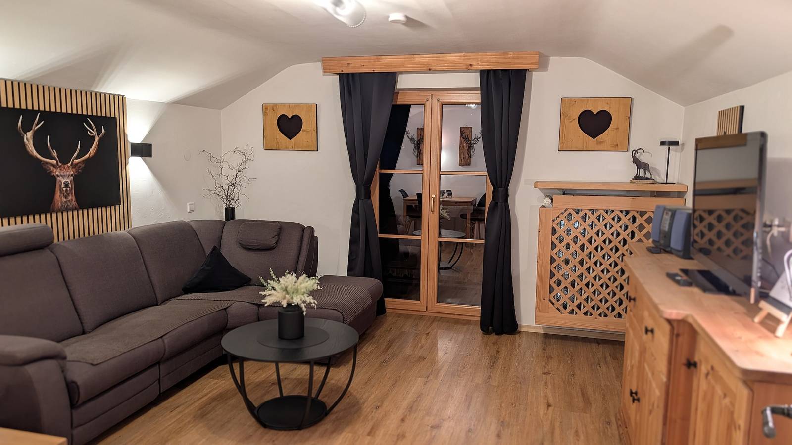 Entire apartment, Apartment 'Wetterstein' with Mountain View, Balcony and Wi-Fi in Mittenwald, Bavarian Alps