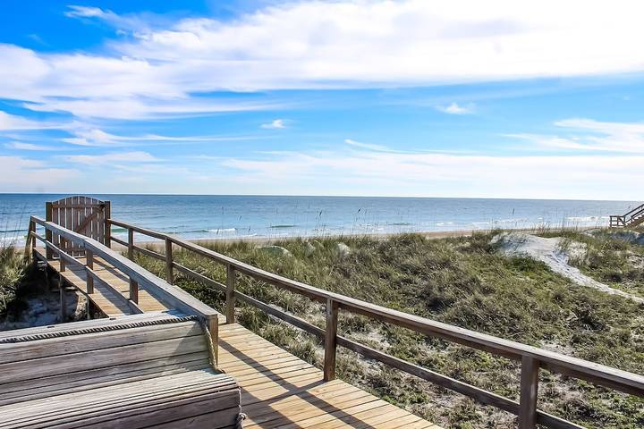 Vacation rental for 10 people, with hot tub and yard in Amelia Island