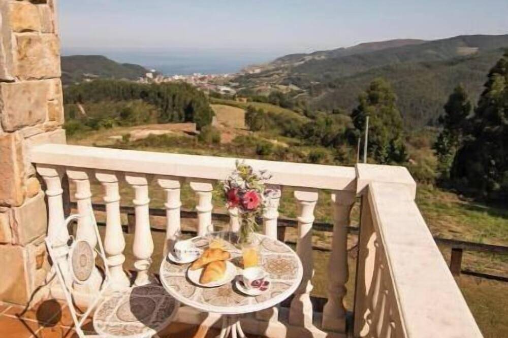 Entire apartment, Rural apartment 'balcony with sea views' in Mungia, Bizkaia