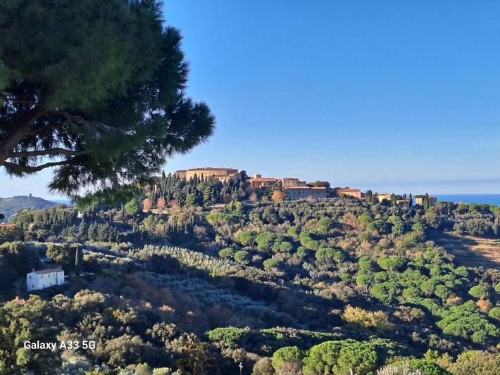 Agriturismo per 4 persone, con panorama e giardino a Castagneto Carducci