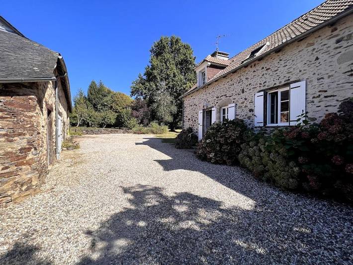 Location de vacances pour 8 personnes, avec vue ainsi que jardin et piscine à Saint-Pardoux-l'Ortigier - 4