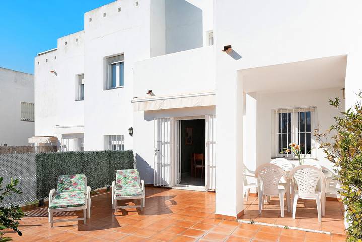 Apartamento entero, Apartamento familiar "Dúplex Tejar con Piscina" con terraza privada, piscina compartida y Wi-Fi in Conil de la Frontera, Costa de la Luz