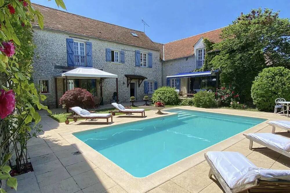 Grande maison chaleureuse -charme, confort et piscine- à 95 kms de Paris in Échilleuses, Région de Pithiviers
