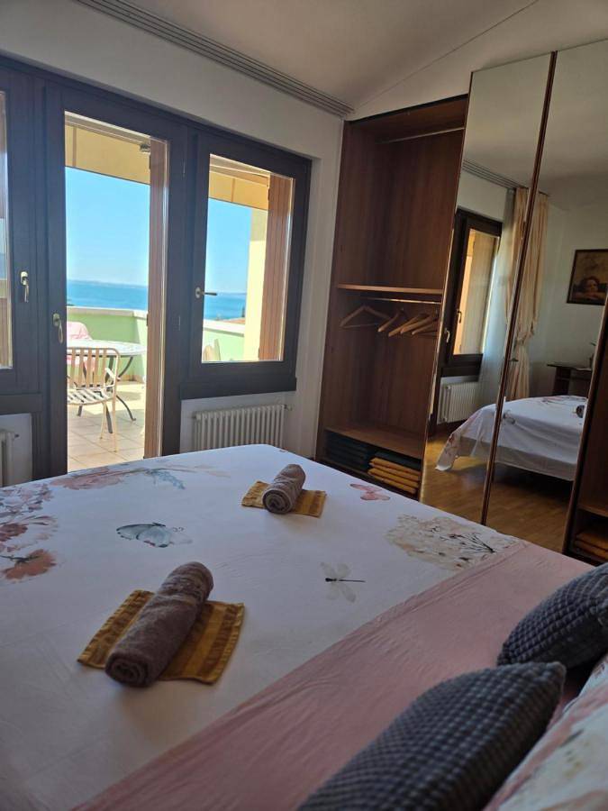 Villa pour 6 personnes, avec vue sur le lac et piscine ainsi que vue et jardin à Garde - 2
