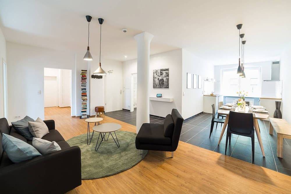 Ganze Wohnung, Floor 2 (Apt. 4 + 5) 195 Sqm & 5 Br // Entire Floor: Max 21 Persons in Moabit Berlin, Berlin