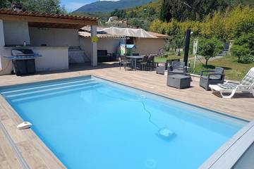 Gîte pour 6 personnes, avec terrasse et jardin à Carros
