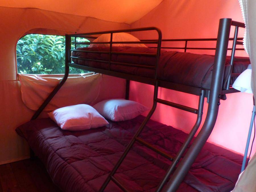 Camping Le Clos de La Lère - Lodge 5 personnes - Tente Lodge Victoria 20m² + 10m² terrasse couverte in Cayriech, Massif central