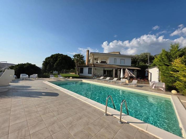 Location de vacances pour 6 personnes, avec piscine ainsi que vue et jardin à Canicattì
