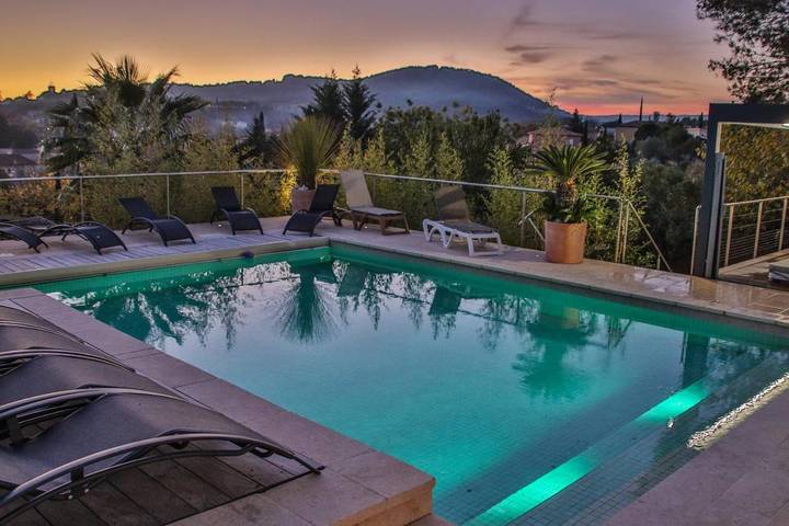Chambre d’hôte pour 2 personnes, avec Terrasse et Jacuzzi ainsi que Jardin et Piscine