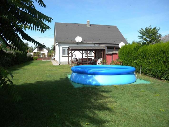 Ferienhaus für 6 Personen, mit Balkon und Terrasse sowie Garten und Pool