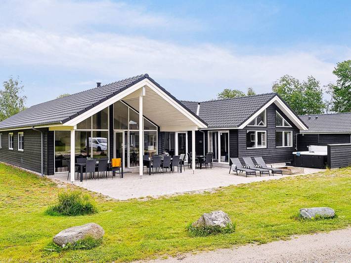 Ferienhaus für 16 Personen, mit Whirlpool und Terrasse sowie Pool und Sauna in Marielyst