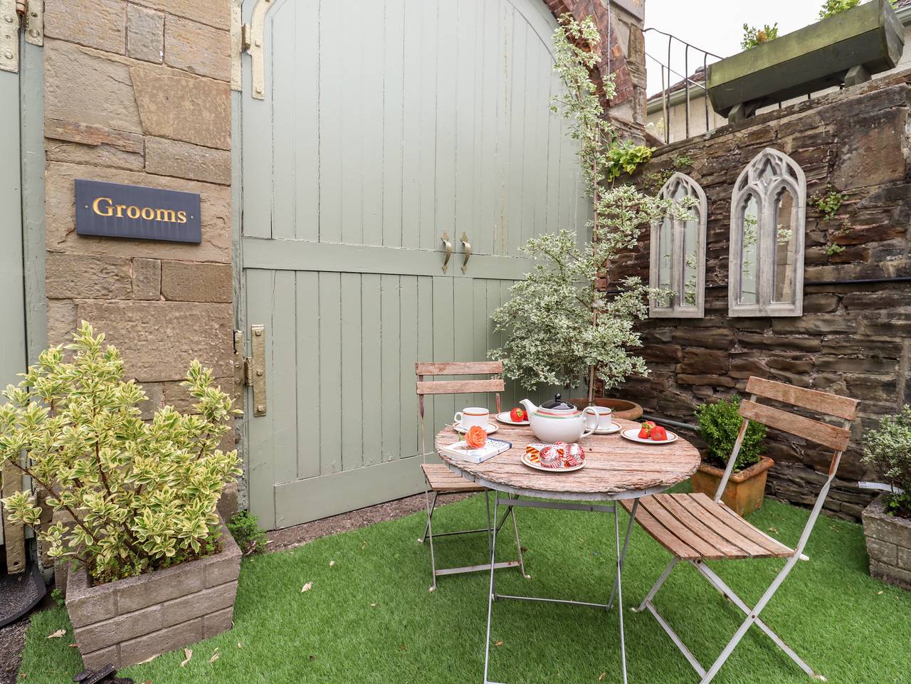 Entire apartment, The Grooms in Gloucestershire