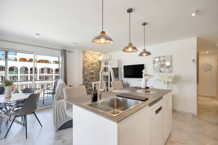 Apartamento entero, Apartamento 'Lliteras 3B Ref 9004' con vistas al mar, Wi-Fi y aire acondicionado in Cala Millor, Son Servera