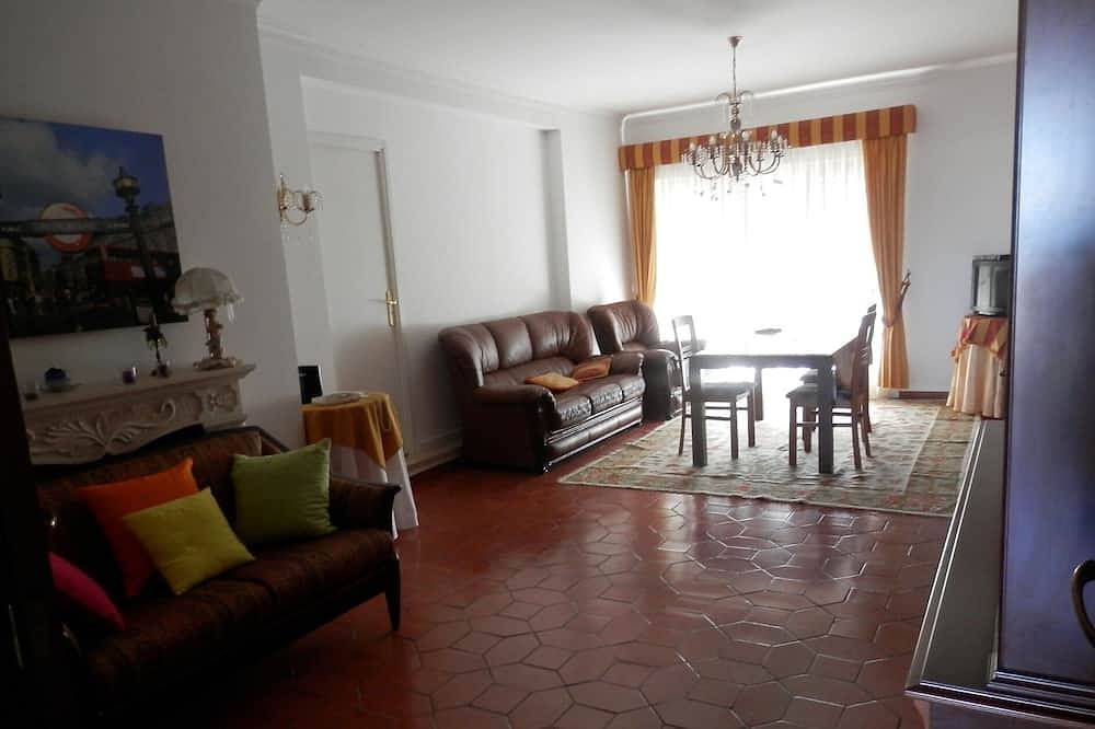 Ganze Wohnung, Gemütliches Zimmer mit Balkon in Celas in Sé Nova (Coimbra), Coimbra