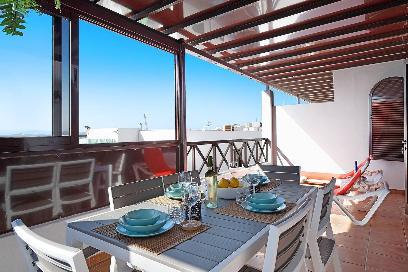 Apartamento entero, "La Estrella" cerca de la playa con vistas panorámicas al mar, terraza, aire acondicionado y Wi-Fi in Playa Blanca, Yaiza