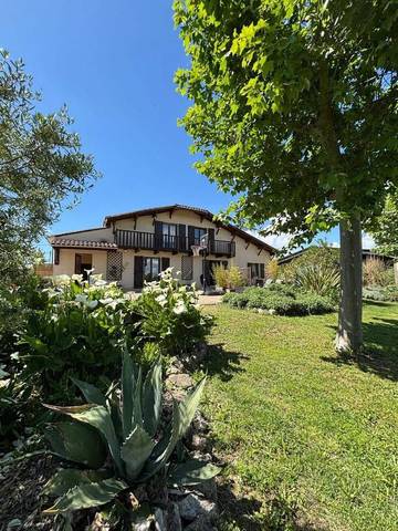 Location de vacances pour 20 personnes, avec piscine ainsi que vue et jardin à Monestier