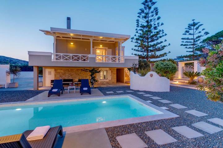 Location de vacances pour 6 personnes, avec Balcon et Jacuzzi ainsi que Terrasse et Jardin dans Finikas