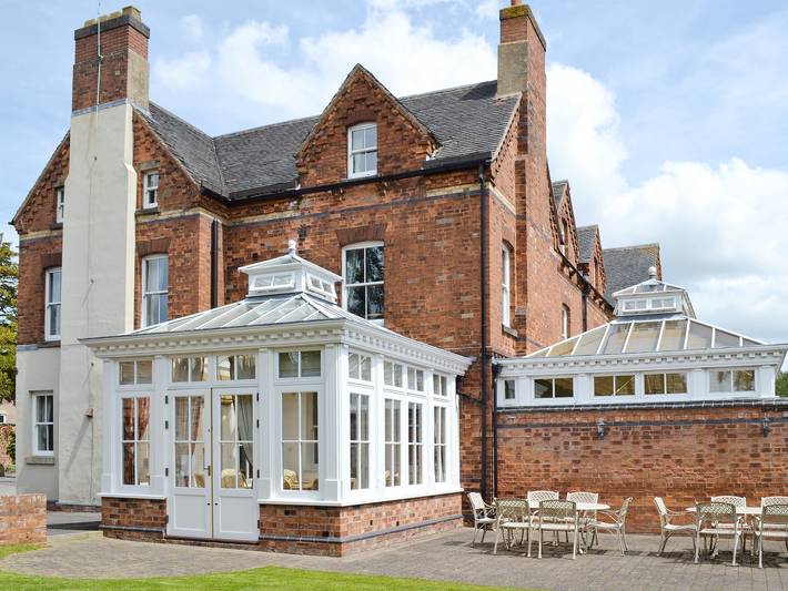 Log cabin for 14 people, with garden in Derbyshire