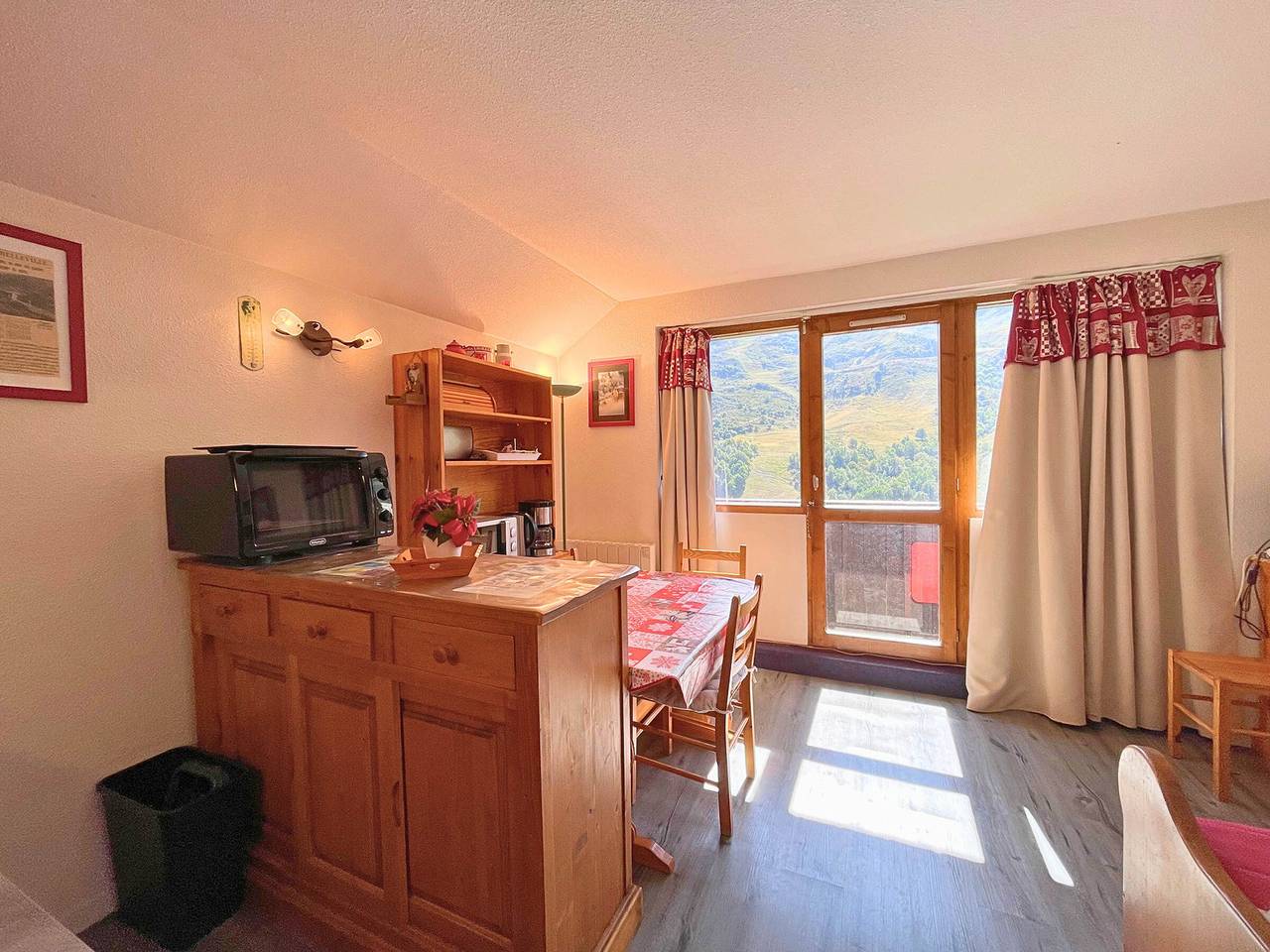 Hel studio-lejlighed, Studio cabin at the foot of the slopes, 4 pers, balcony, Les Menuires in Les Menuires, Saint-Martin-de-Belleville