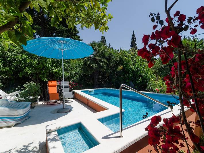 Villa for 6 people, with Hot tub and Terrace as well as Garden and Pool in Srebreno