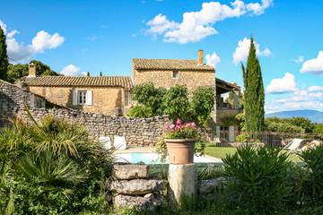 Gîte pour 10 personnes, avec jardin et terrasse à Saint-Restitut