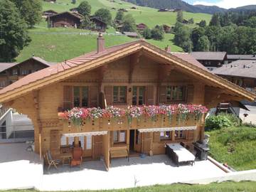 Location de vacances pour 2 personnes, avec terrasse et vue, adapté aux familles dans Lauenen Bei Gstaad