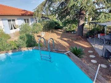 Location de vacances pour 6 personnes, avec vue ainsi que piscine et jardin à Saint-Jory