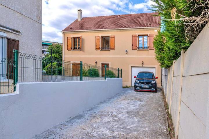 Location de vacances pour 6 personnes, avec vue ainsi que jardin et terrasse à Garges-lès-Gonesse