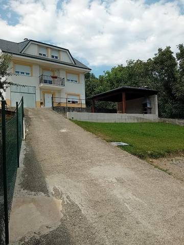 Casa de vacaciones para 8 personas, con jardín y vistas, Se admiten mascotas en El Bierzo