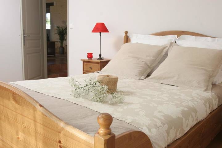 Location de vacances pour 6 personnes, avec vue ainsi que piscine et jardin à Chalais - 3