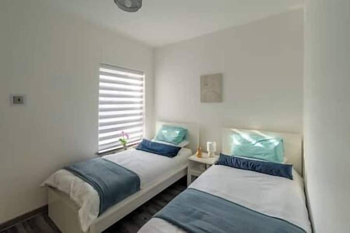 3 Bedrooms - 3 Bathrooms incl 2 en-suites. Great for Family and Contractors. Long stays available. Alton Towers, Waterworld in Stoke-on-Trent, Midlands