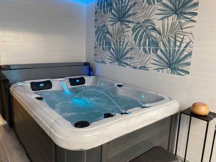 Gîte pour 4 personnes, avec jacuzzi ainsi que terrasse et sauna à Saint-Jean-de-Barrou - 2
