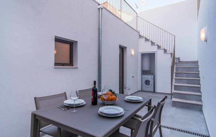 Ganze Ferienwohnung, Appartement am Strand mit AC & WiFi, in der Nähe von Caló d'en Rafalino in S'Illot Cala Morlanda, Manacor