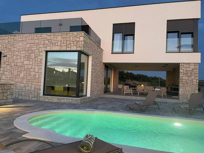 Ferienhaus für 9 Personen, mit Balkon und Whirlpool sowie Terrasse und Garten