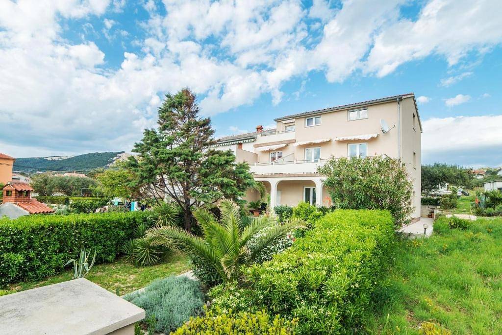 Ganze Wohnung, 2-Zimmer-Ferienwohnung am Strand Barbat, Rab A-22757-a in Barbat na Rabu, Rab