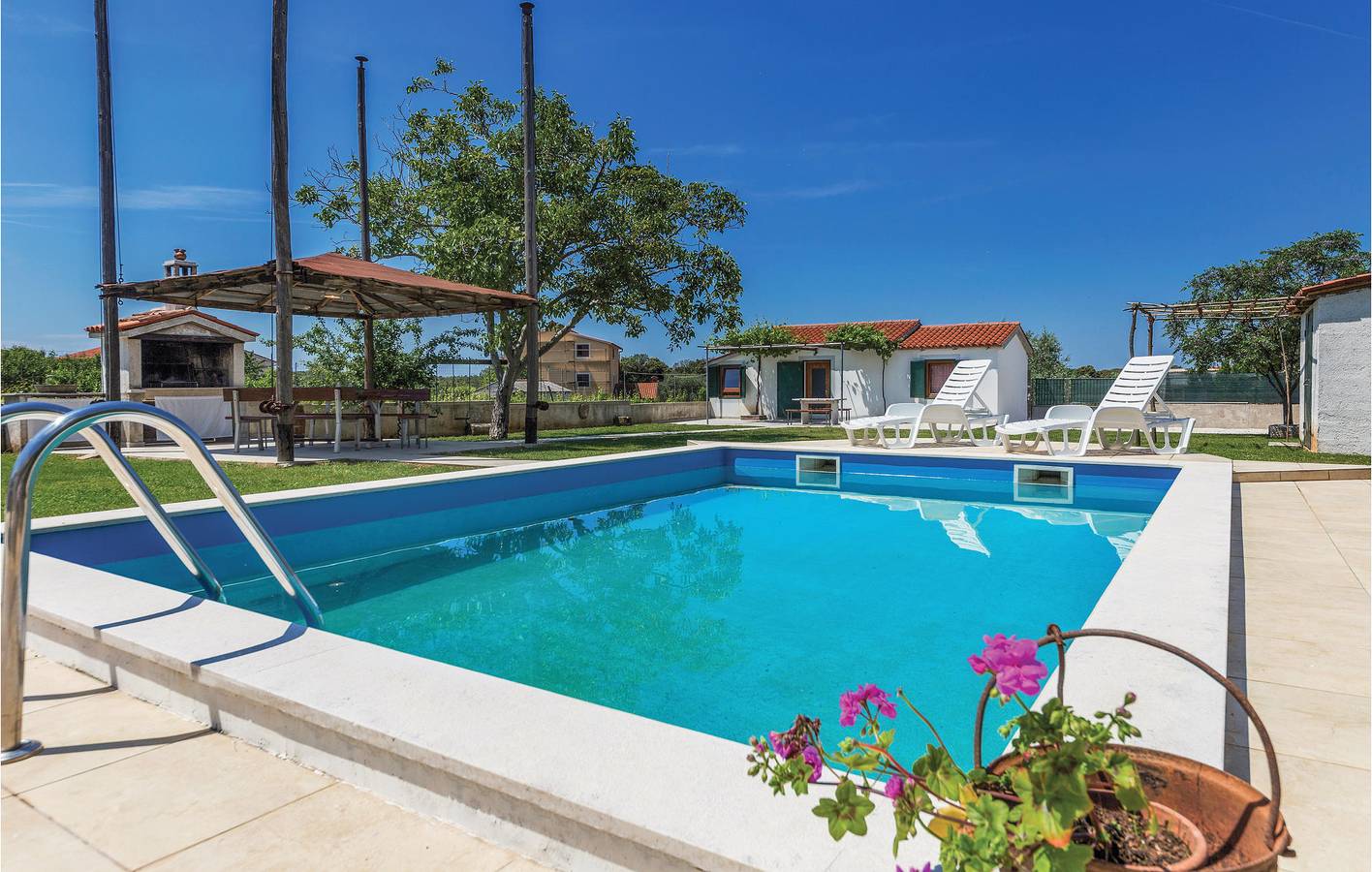 Reizende 2-Zimmer-Wohnung mit Pool, Terrasse und WLAN – 2 km vom Strand entfernt in Pula-Medulin, Pula