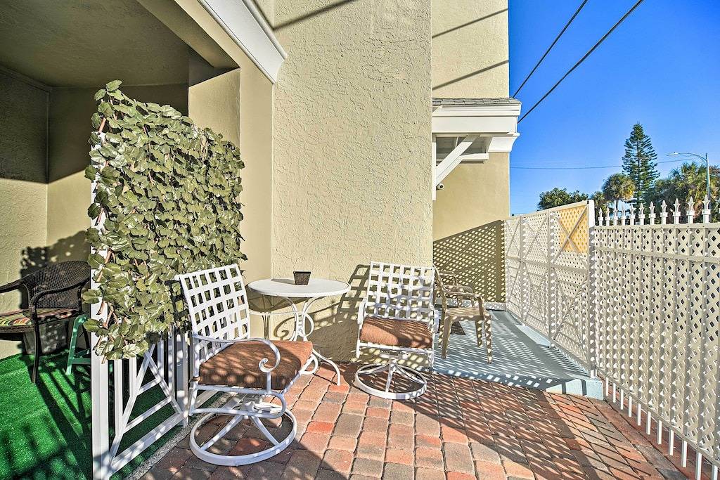Coastal 'Sea Side' Townhome - Walk to Beach! in Clearwater Beach, Clearwater