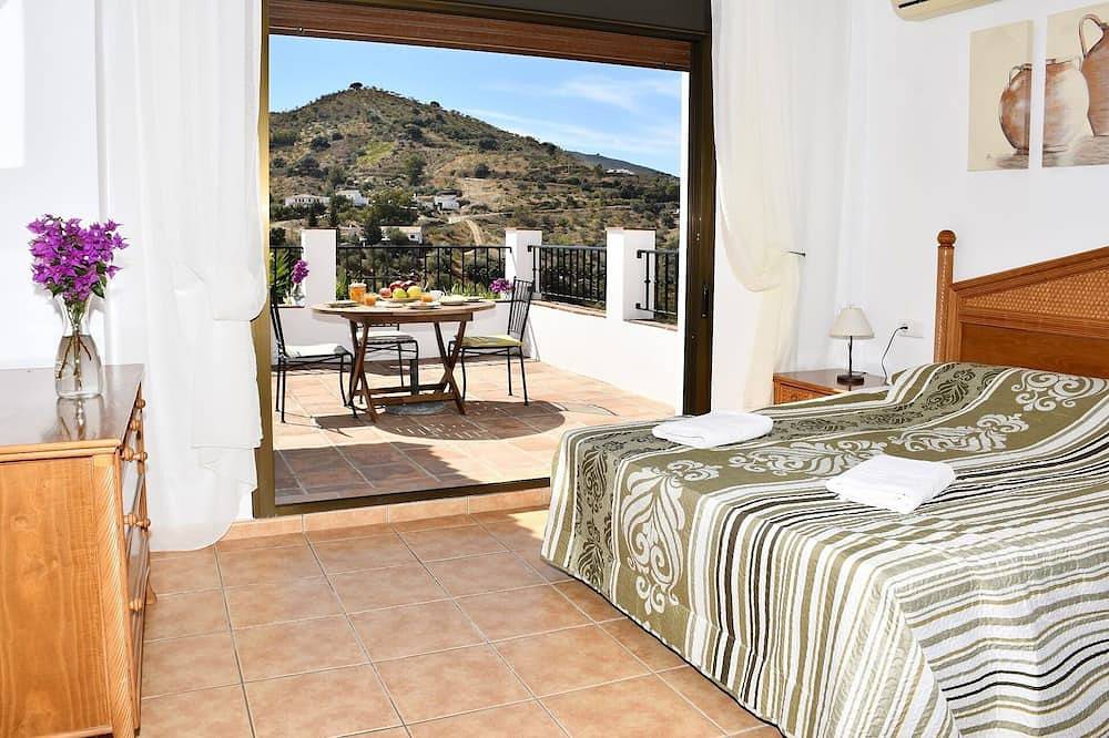 Villa Torcal 3, 8 Pers, piscine chauffée, Wifi, Bbq, Petfriendly in Comares, Province de Málaga