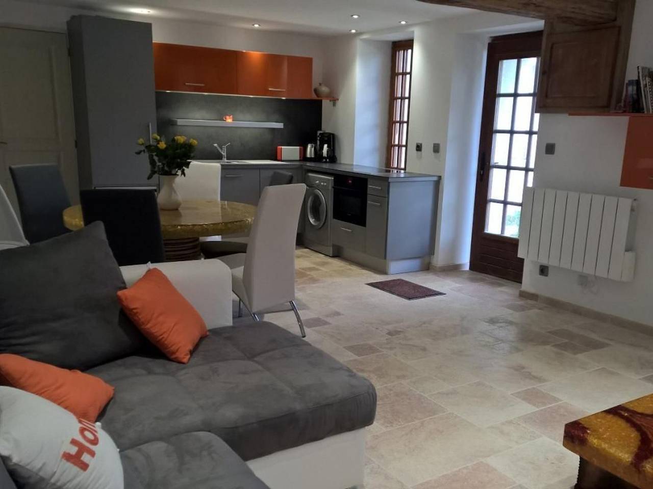 Gîte moderne avec salon de jardin, parking et animaux admis in Vermenton, Région d'Auxerre