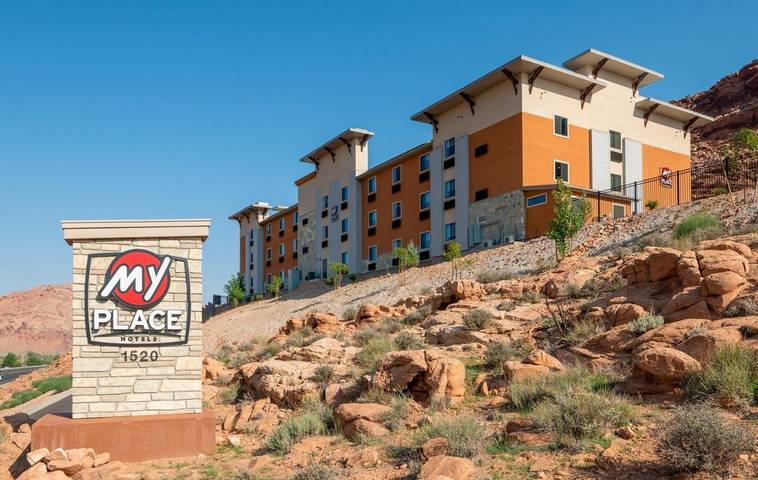 Hôtel pour 2 personnes, avec jacuzzi ainsi que terrasse et piscine, animaux acceptés