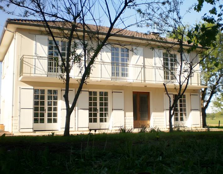 Grande maison familiale au calme avec balcon, jardin et accès lac, près du Périgord in Sauvagnac, Parc naturel régional Périgord-Limousin