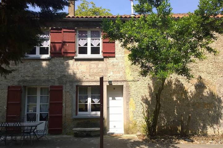 Gîte pour 10 personnes, avec Jacuzzi et Terrasse ainsi que Jardin et Piscine