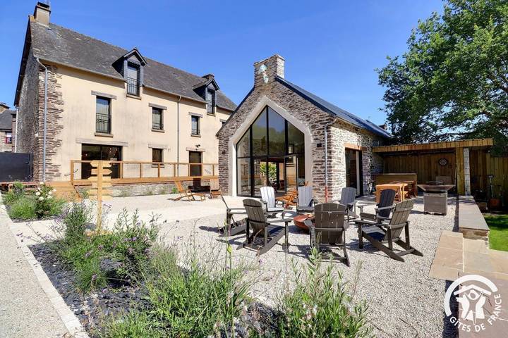 Gîte pour 15 personnes, avec Terrasse et Jardin ainsi que Piscine et Vue dans Loutehel
