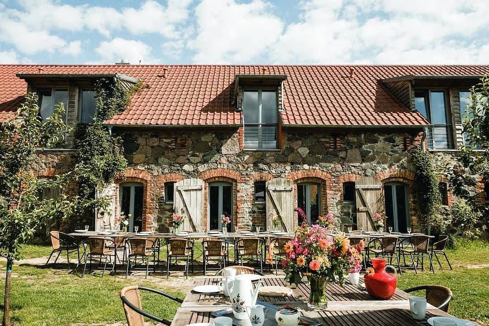 Stilvoll eingerichtete Feldsteinscheune mit Gastraum und Terrasse am Dorfteich in Hirschfelde (Brandenburg), Werneuchen