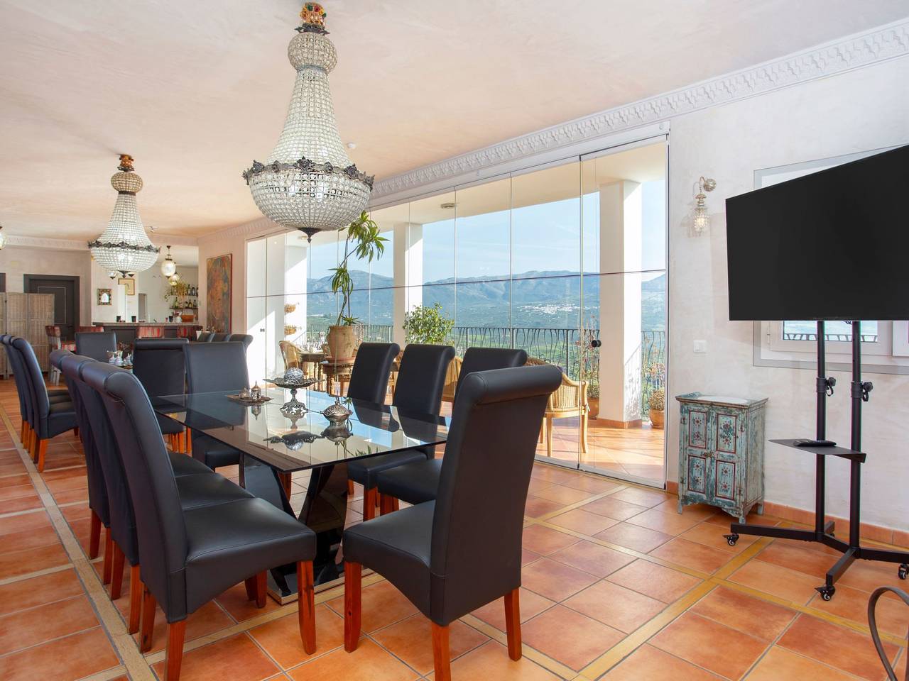 Spa-Spielzimmer mit Außen-Whirlpool und Schwimmbad in Los Romanes, Viñuela